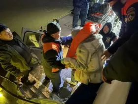 Пассажиров теплохода «Московский-11», севшего на мель, эвакуируют судами на воздушной подушке