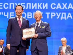 Айсен Николаев наградил 50 якутян премией «Человек труда»