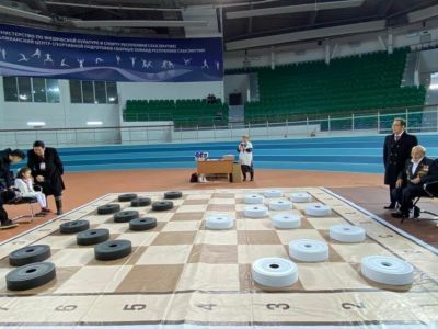 В Якутске провели массовый сеанс игры в русские шашки