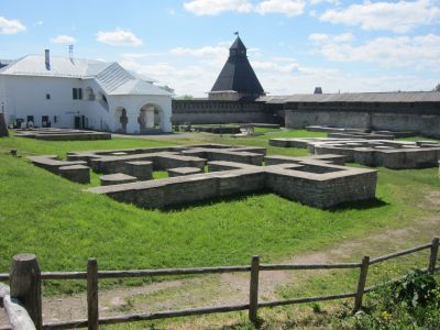 Нижняя часть церкви с притвором, остатками фресковой живописи