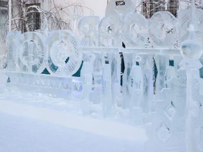 В Якутии к 100-летию ЯАССР осужденные изготовили ледяную композицию