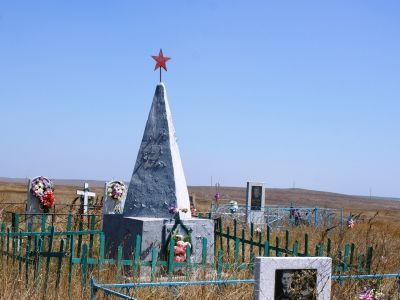 Братская могила советских воинов