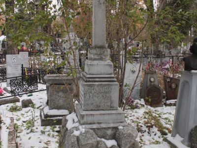 Надгробие на могиле А.А. Ахлюстиной