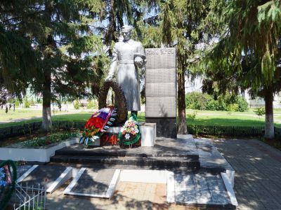 Братская могила советских воинов, погибших в боях с фашистскими захватчиками в 1943 году. Захоронено 90 человек, имена установлены. Скульптура советского воина