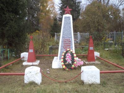 Братская могила советских воинов