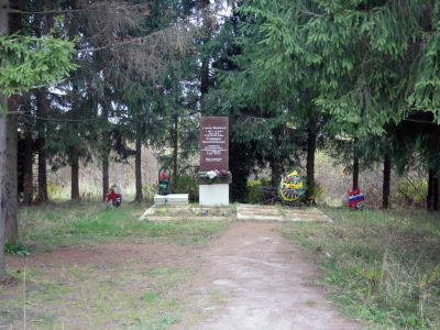 Памятник-стела Герою Великой Отечественной войны, руководителю антифашистского интернационального комитета в г. Лейпциге в 1943-44 гг. - Румянцеву Н.В., жившему в этой деревне и погибшему в фашистском концлагере в 1944 г.