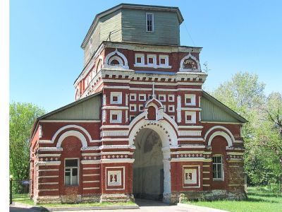 Святые ворота с надвратной церковью