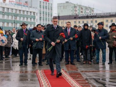 Премьер Якутии Кирилл Бычков возложил цветы к памятнику Платону Ойунскому