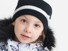 Комплект для девочки: шапка, перчатки