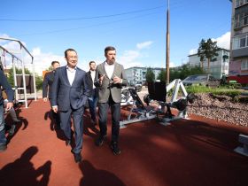 Глава Якутии встретился с юными нерюнгринцами на новой спортплощадке