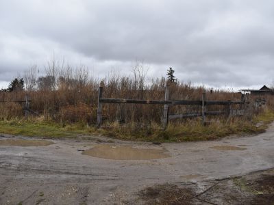 Деревянный дом И.Конькова, построен в 1915 году плотником Ильей Скудиным, украшен богатой глухой и пропильной резьбой