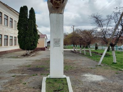 Памятник летчику А.М.Тхакумачеву, погибшему в Великой Отечественной войне