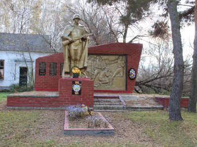 Братская могила советских воинов, погибших в боях с фашистскими захватчиками в 1943 году. Захоронено 5 человек, имена установлены. Скульптура советского воина
