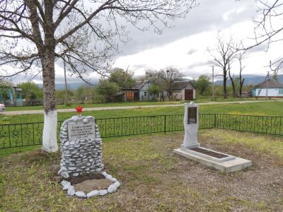 Братская могила советских воинов, погибших в боях с фашистскими захватчиками