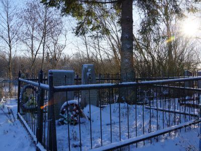 Братская могила партизан и мирных жителей, расстрелянных немецко-фашистскими оккупантами в годы Великой Отечественной войны; здесь же захоронена Дроздова Анастасия Гавриловна), партизанка-разведчица