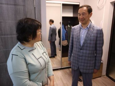 Айсен Николаев посетил жительницу нового микрорайона «Звездный» Якутска
