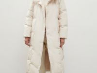 Пуховое пальто с капюшоном и поясом