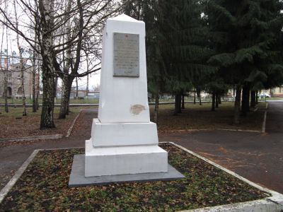 Братская могила членов Бугульминского ревкома, расстрелянных белогвардейцами в 1918 году. (Могила Петровской Екатерины, Просвиркина, членов революционного комитета Бугульмы и неизвестного матроса, расстрелянных в 1918 году  белогвардецами)