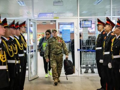 В аэропорту Якутска торжественно встретили Героя России Александра Колесова