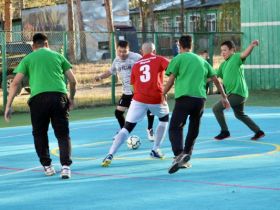 Сотрудники СУ СК России по Республике Саха (Якутия)  провели товарищеский матч по футболу с воспитанниками подшефной школы