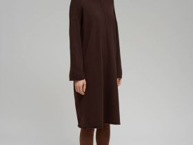 Вязаное платье свободного кроя с воротником-стойкой