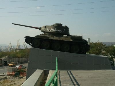 Памятник воинской славы - установленный на постамент танк в честь танкистов - защитников города от немецко-фашистских захватчиков