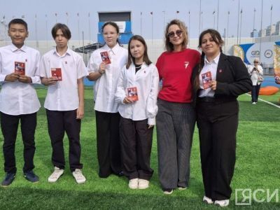 Руководитель «Движения Первых» Якутии вручила паспорта юным якутянам в День российского флага