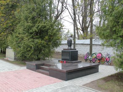 Братская могила советских воинов, погибших в борьбе с фашистами