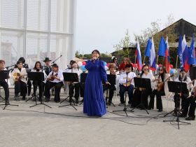 Вилюйск преображается: в День города на набережной «Поющие пески» зазвучала новая музыка