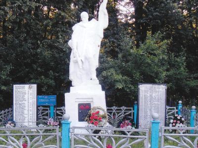 Братская могила с захоронением воинов, погибших в боях в период Великой Отечественной войны 1941—1945 гг.