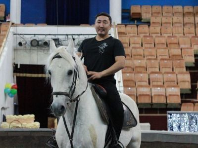«У каждой лошади свой характер». Акробат-наездник Дьулустан Софронов о жизни животных в Саха цирке