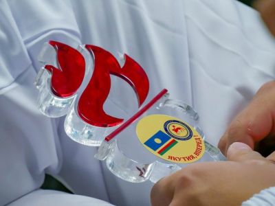 Степанида Артахинова передала «Факел Победы» Али Лобашеву