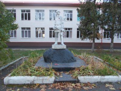 Памятник Герою Советского Союза Лене Голикову