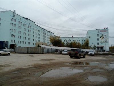 Получившего ножевое ранение директора школы перевезли в Якутск