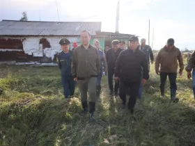 Глава Якутии встретился с жителями пострадавших от паводка сел в Оймяконском районе