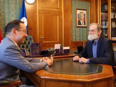 Глава Якутии поблагодарил за работу ветерана городского хозяйства Петра Сергеева