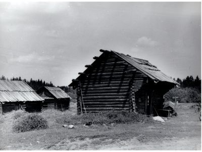 Деревянный амбар с навесом