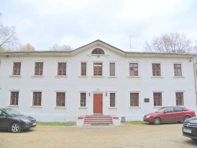 Двухэтажный кирпичный дом