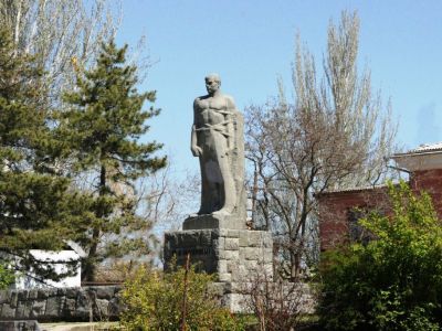 Памятник И.А.Назукину (скульпторы В.В.Петренко, В.З.Замеховский)