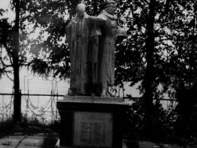 Братская могила советских воинов