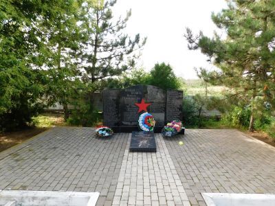 Братская могила советских воинов, погибших в период Сталинградской битвы