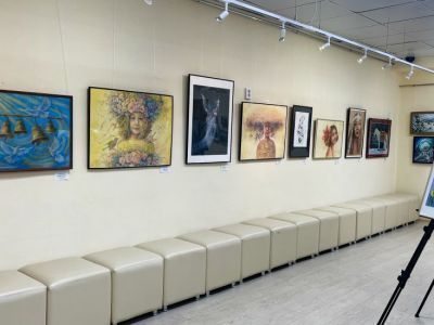«Верность искусству»: в галерее открылась выставка в честь 60-летия ДШИ