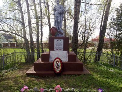 Братская могила советских воинов