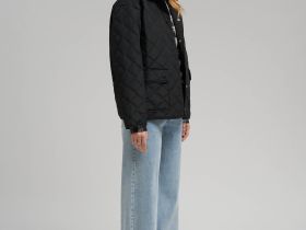 Стеганая куртка с искусственным утеплителем и водоотталкивающей пропиткой