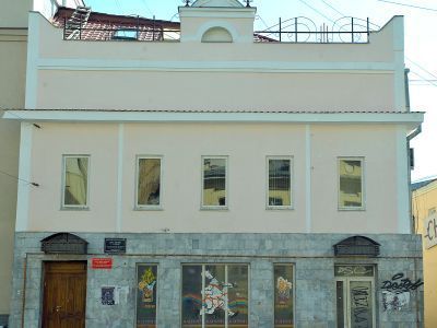 Дом жилой с лавкой на первом этаже