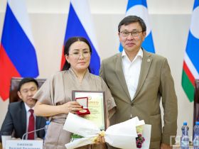 Госнаграды вручили журналистам Якутии в День национальной печати