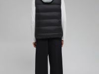 Утепленный жилет со съемным капюшоном