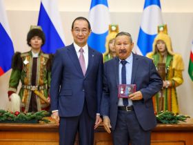 Айсен Николаев вручил государственные награды отличившимся якутянам