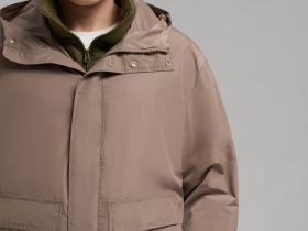 Ветровка с капюшоном