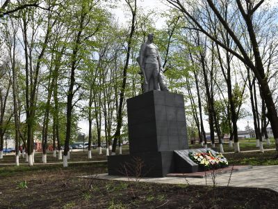 Братская могила советских воинов, погибших в боях с фашистскими захватчиками в 1943 году. Захоронено 16 человек, имена установлены. Скульптура советского воина со знаменем и венком